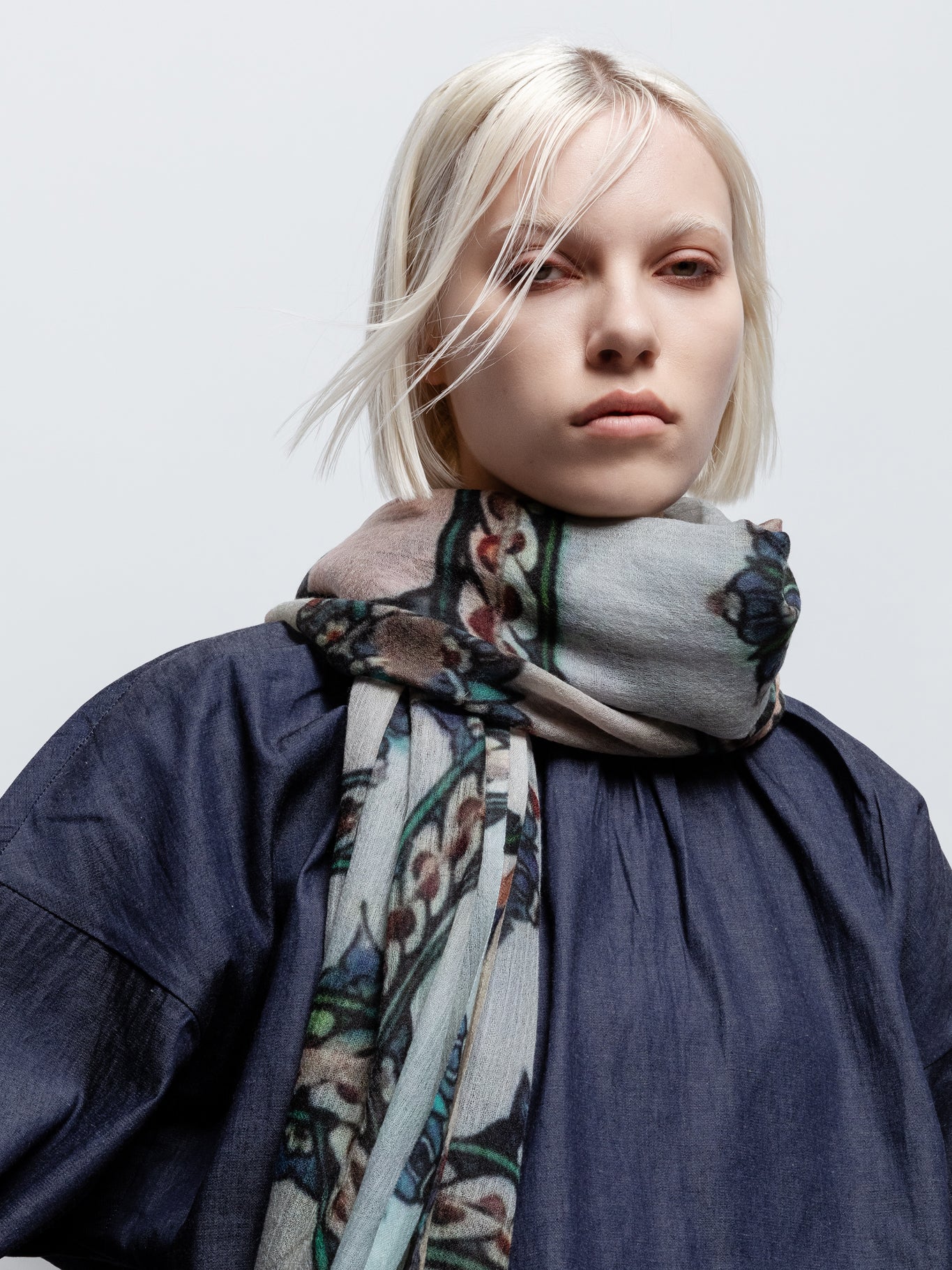 Talking Walls celeste penta single face rectangular scarf