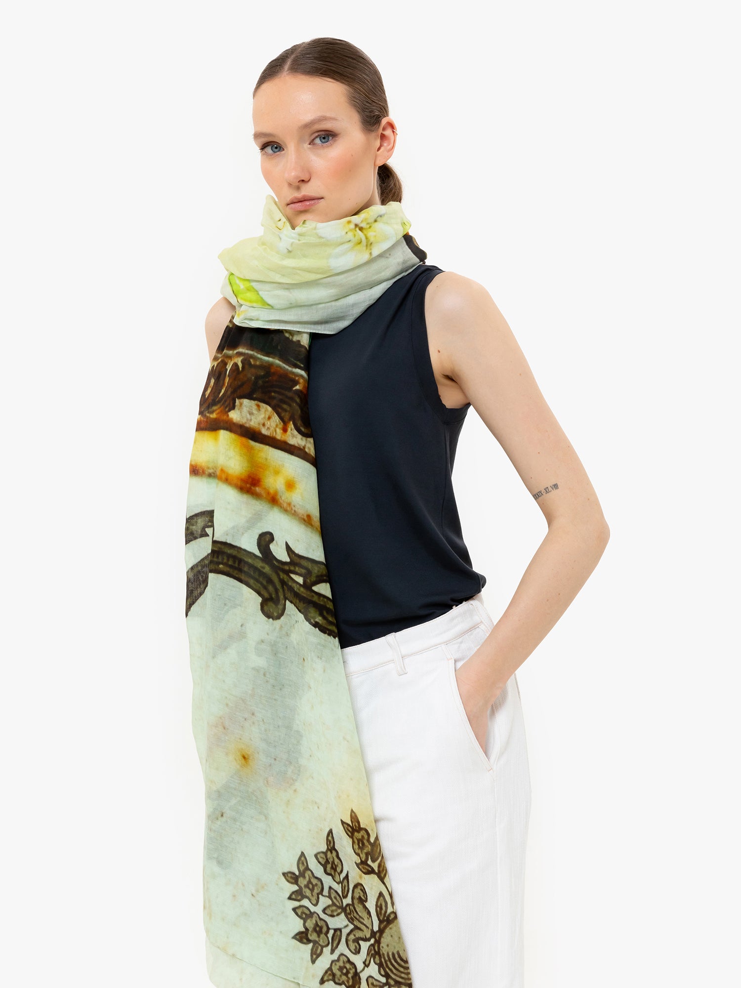 Talking Walls joy single face single face rectangular scarf la girafe