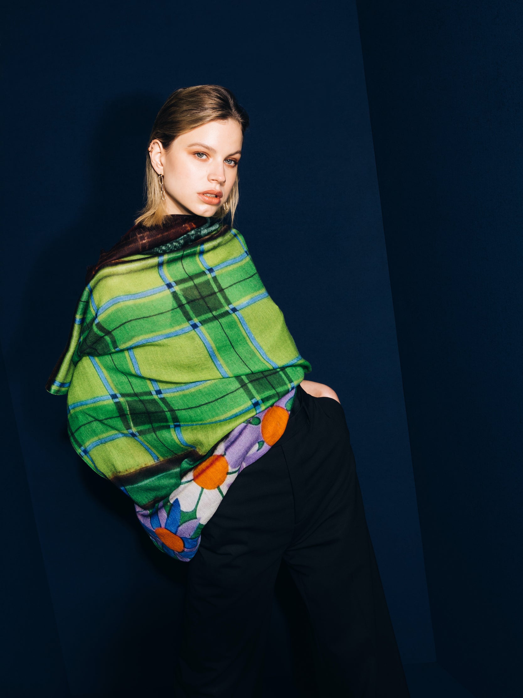 Talking Walls mantis single face Single faced square-shaped blanket scarf cookie can