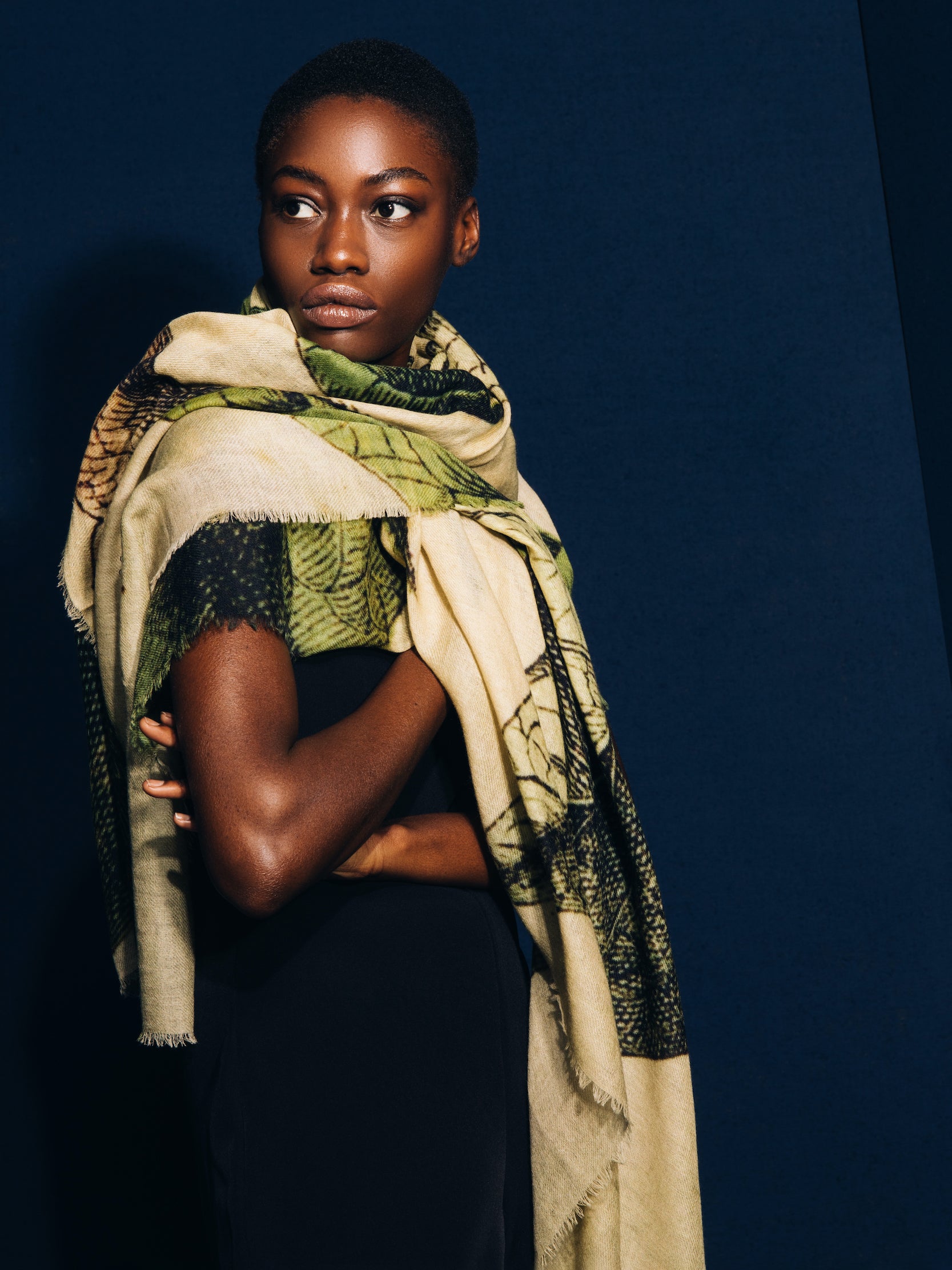 Talking Walls mantis single face Single faced square-shaped blanket scarf belladonna