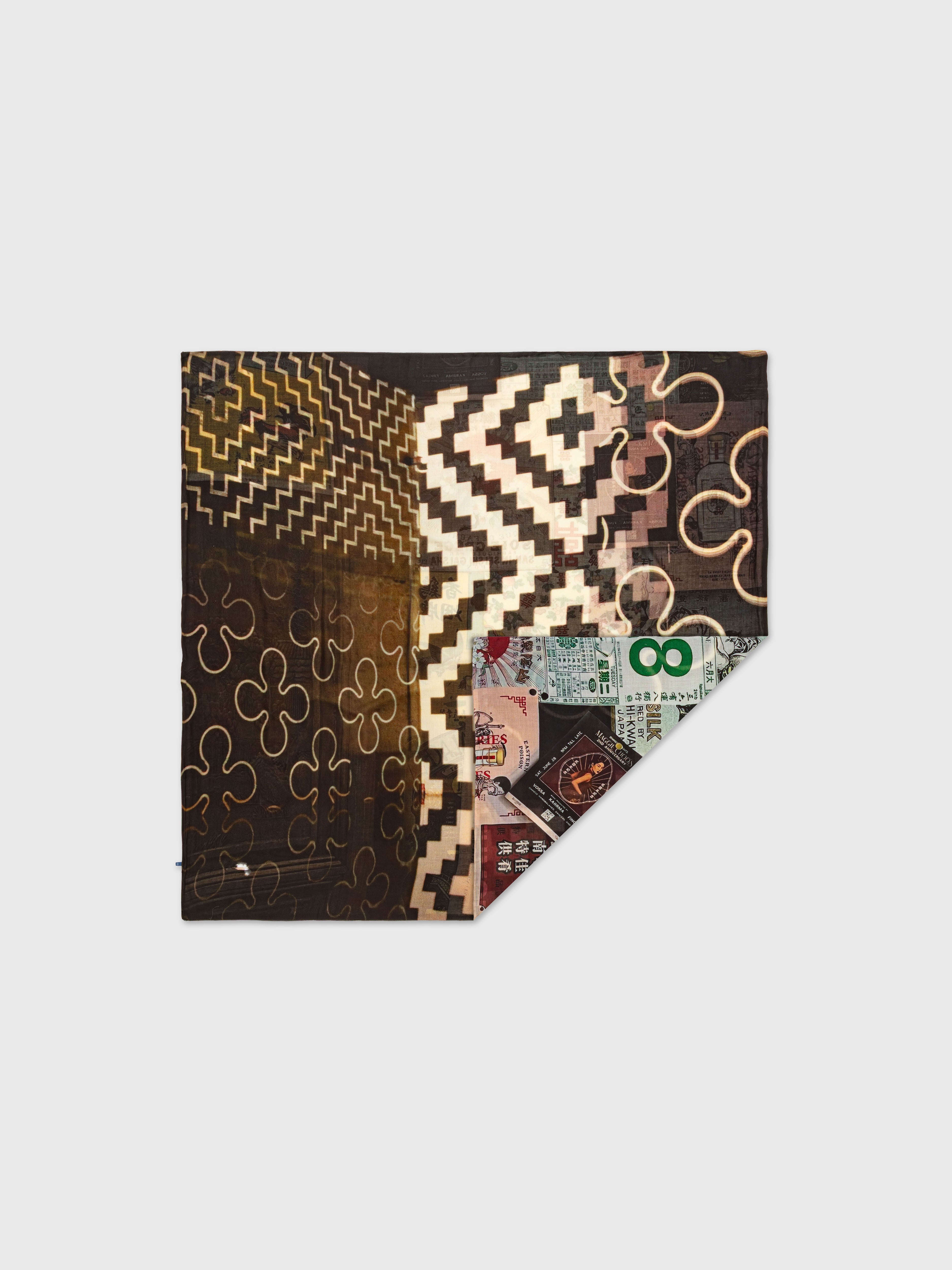 Talking Walls Ava Almanac - Clover Double face square scarf almanac clover