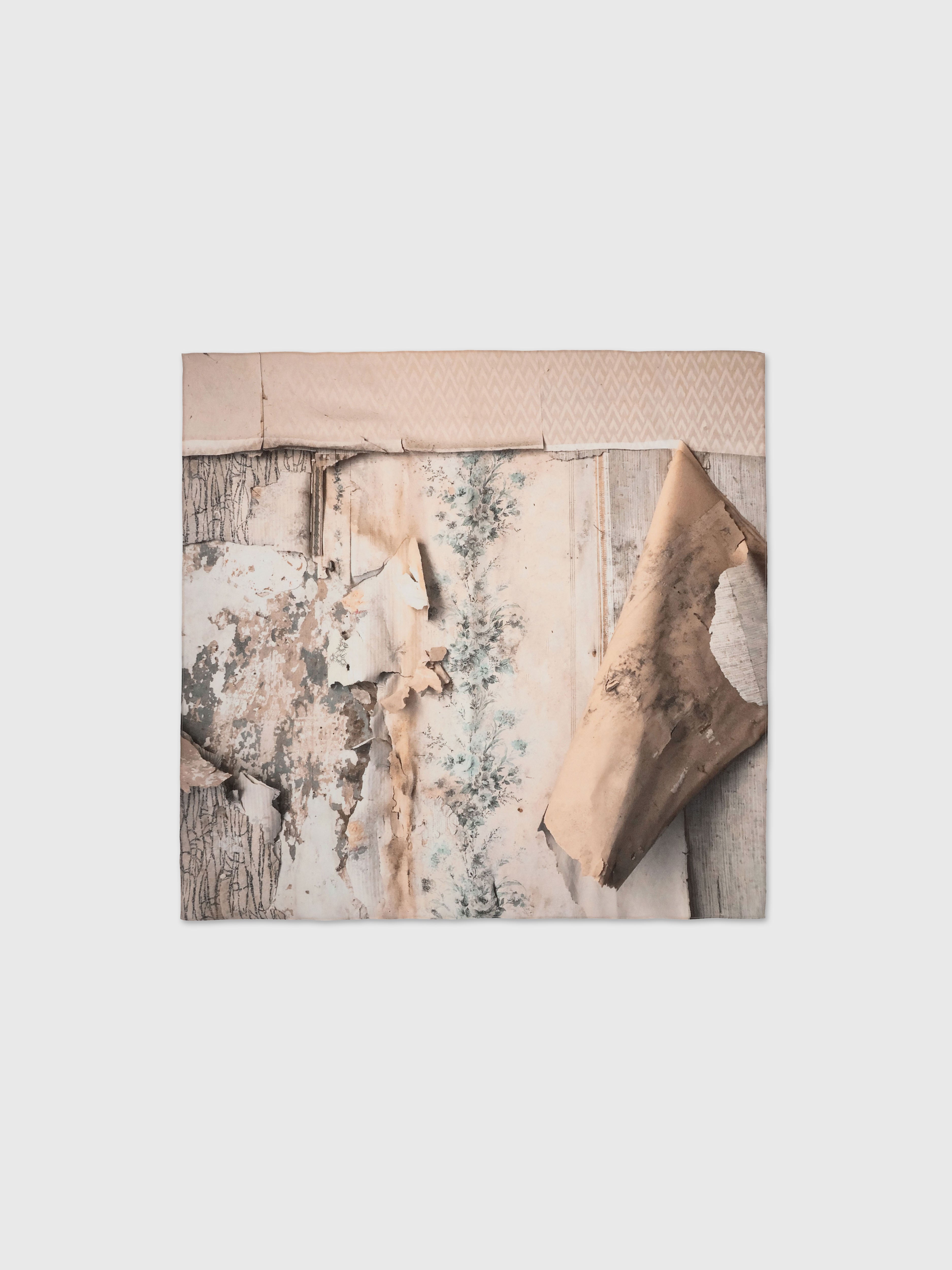 Talking Walls Babette Decay Single face square-shaped scarf decay