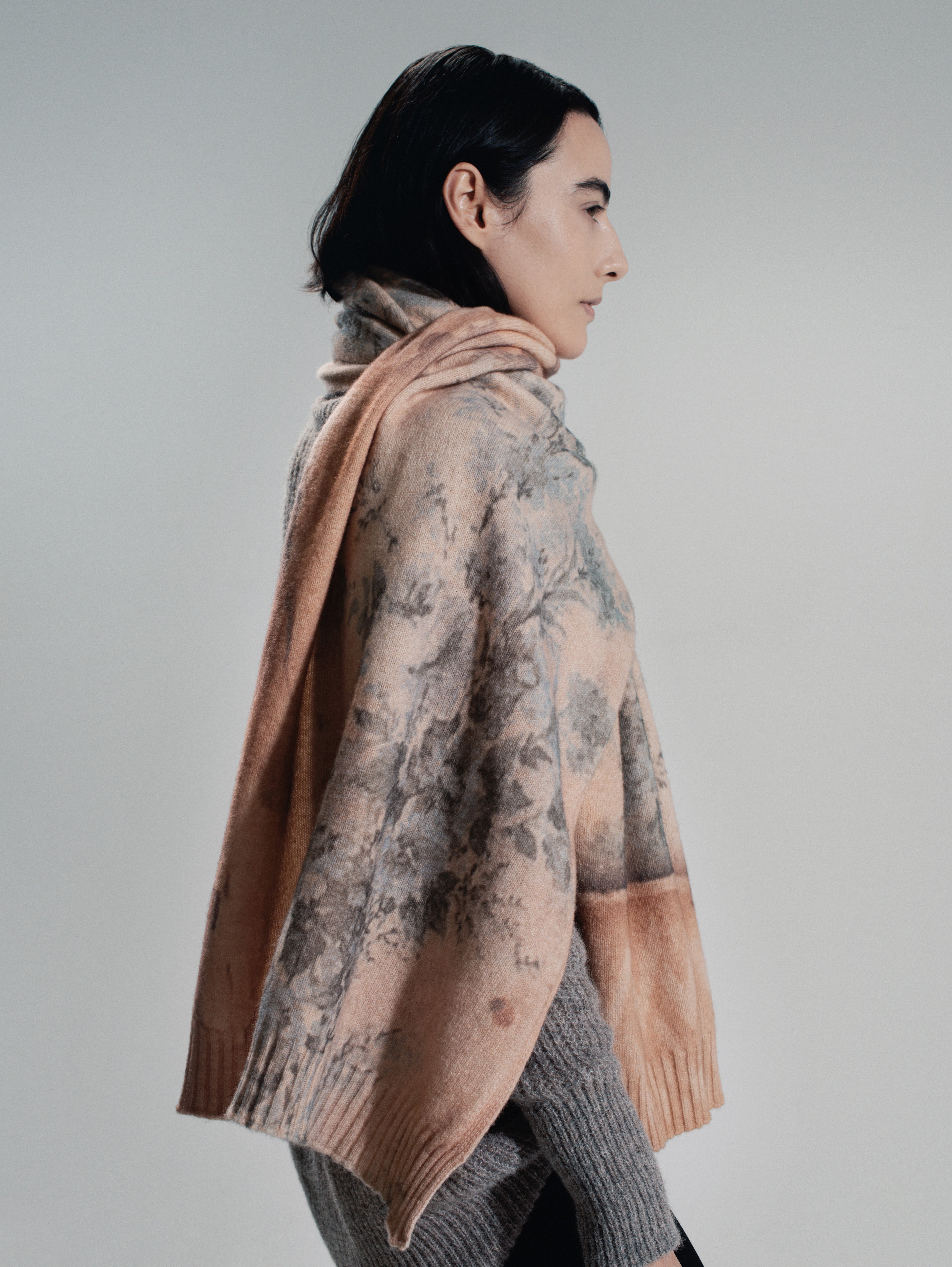 Talking Walls Lina Decay Knitted rectangular scarf decay