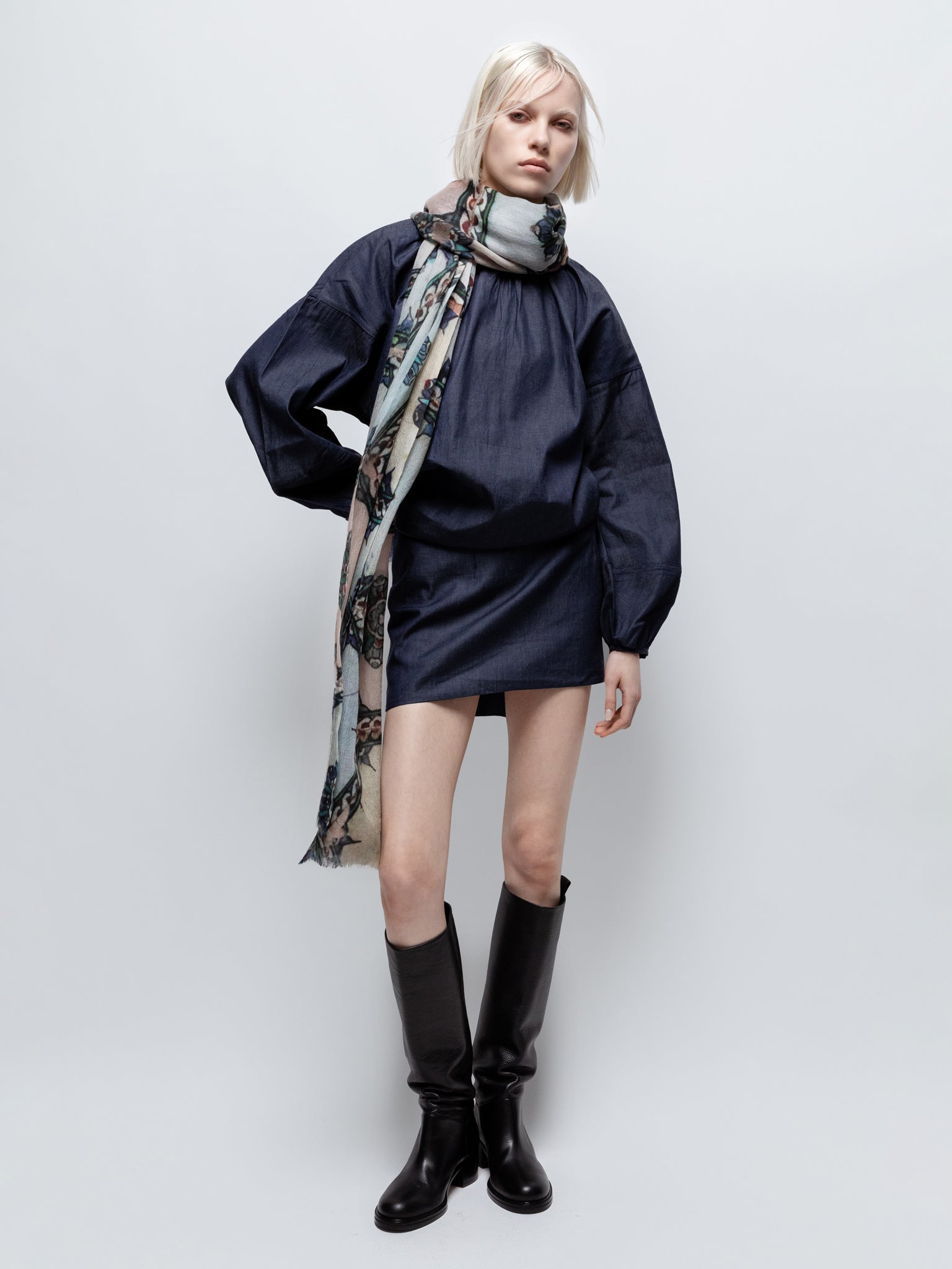 Talking Walls celeste penta single face rectangular scarf