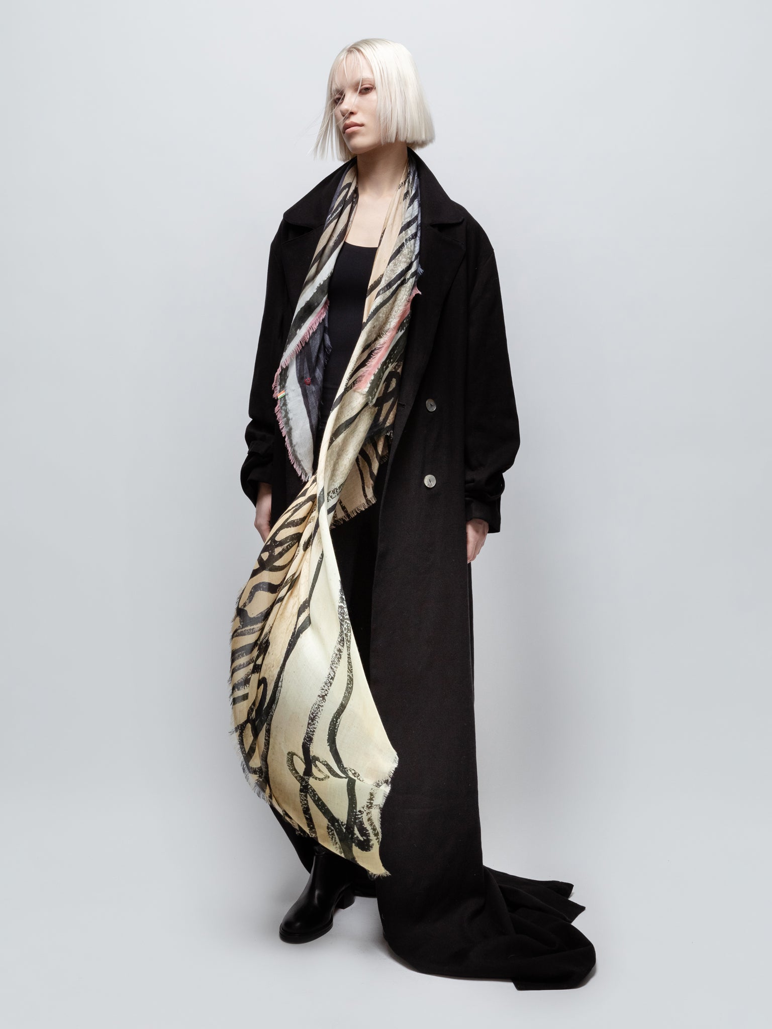 Talking Walls ela cables single face square scarf