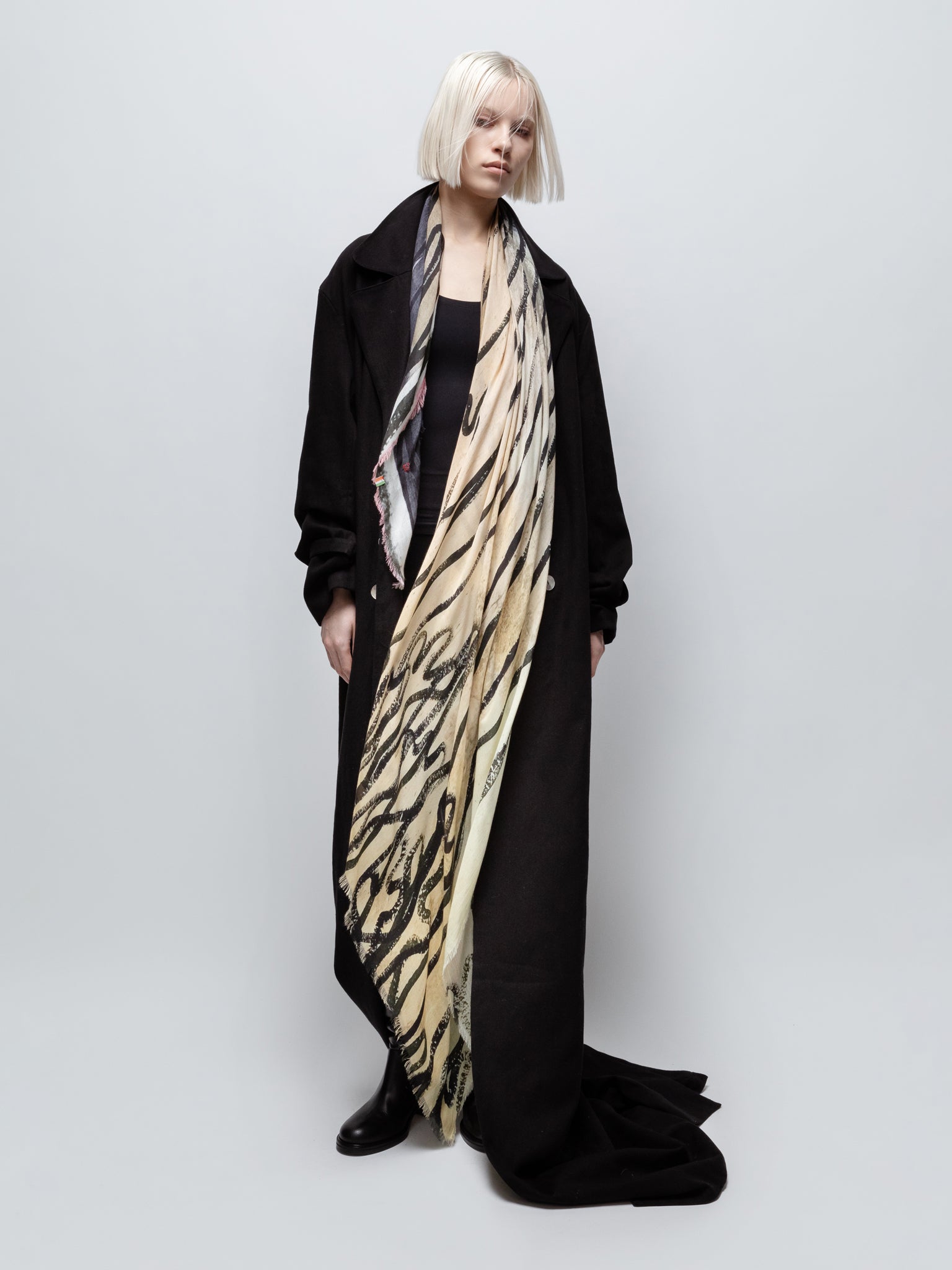 Talking Walls ela cables single face square scarf