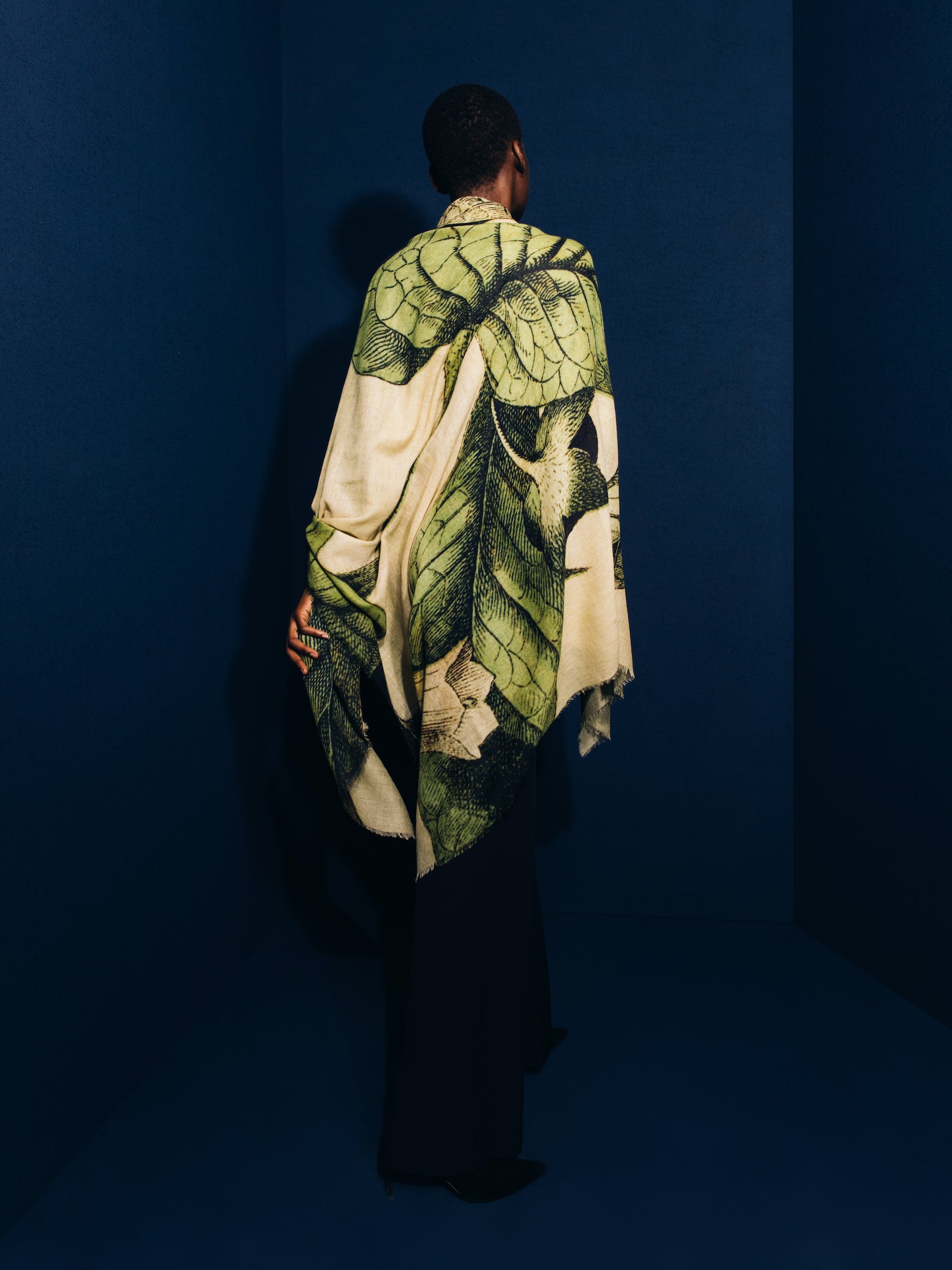 Talking Walls mantis single face Single faced square-shaped blanket scarf belladonna