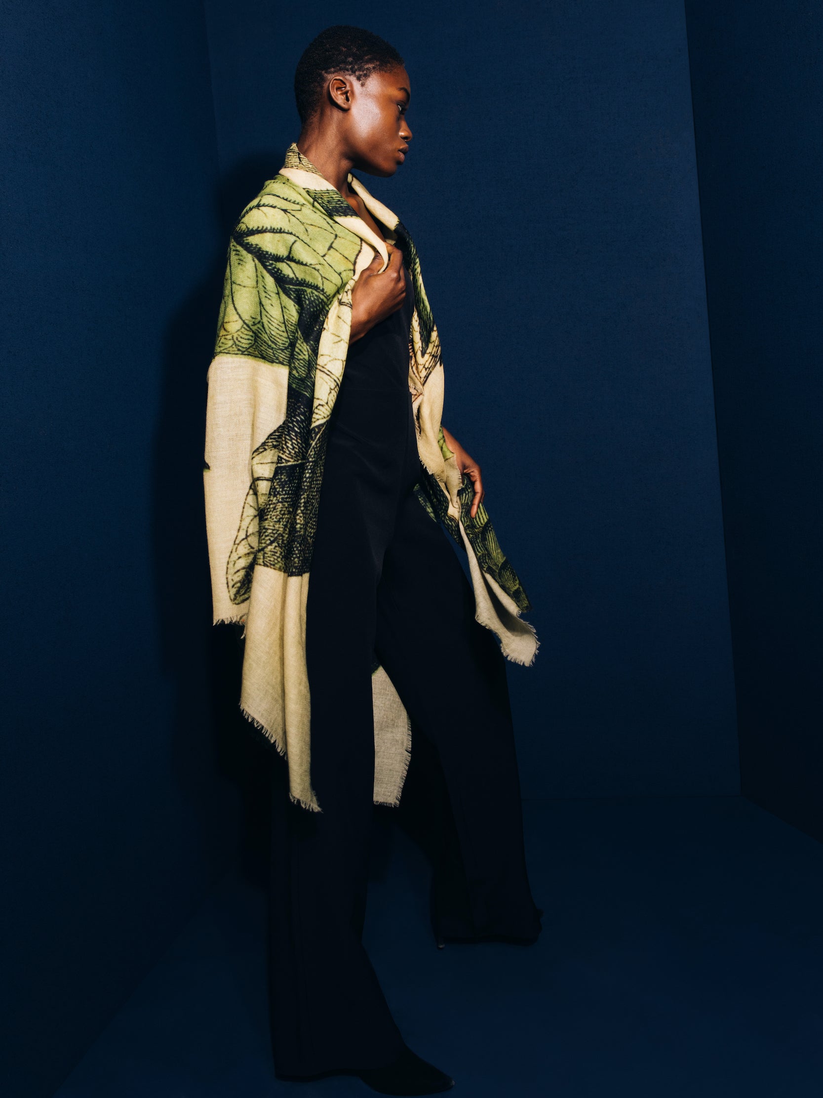 Talking Walls mantis single face Single faced square-shaped blanket scarf belladonna