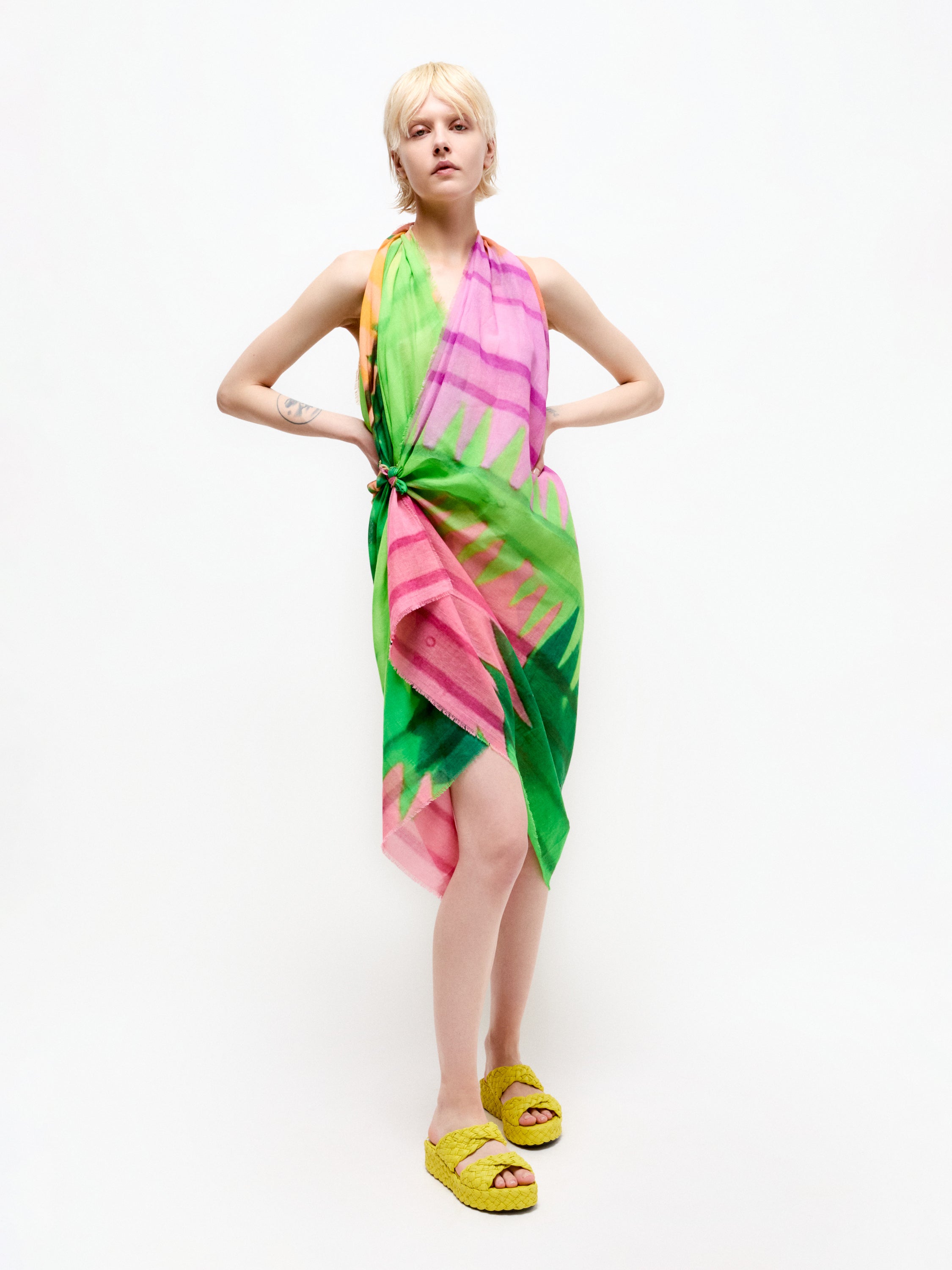 Talking Walls marysol volt Single face rectangle-shaped scarf volt