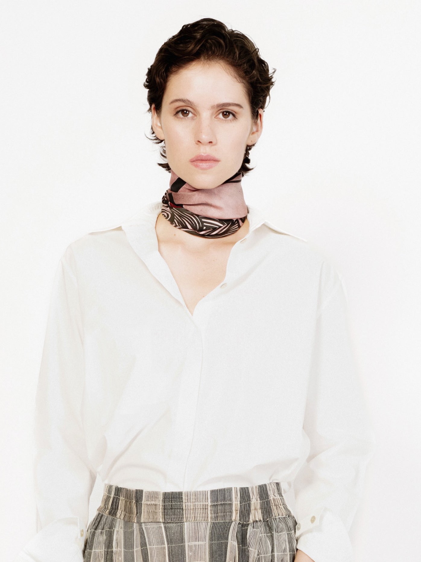 Talking Walls twiggy deux Single face square-shaped scarf deux